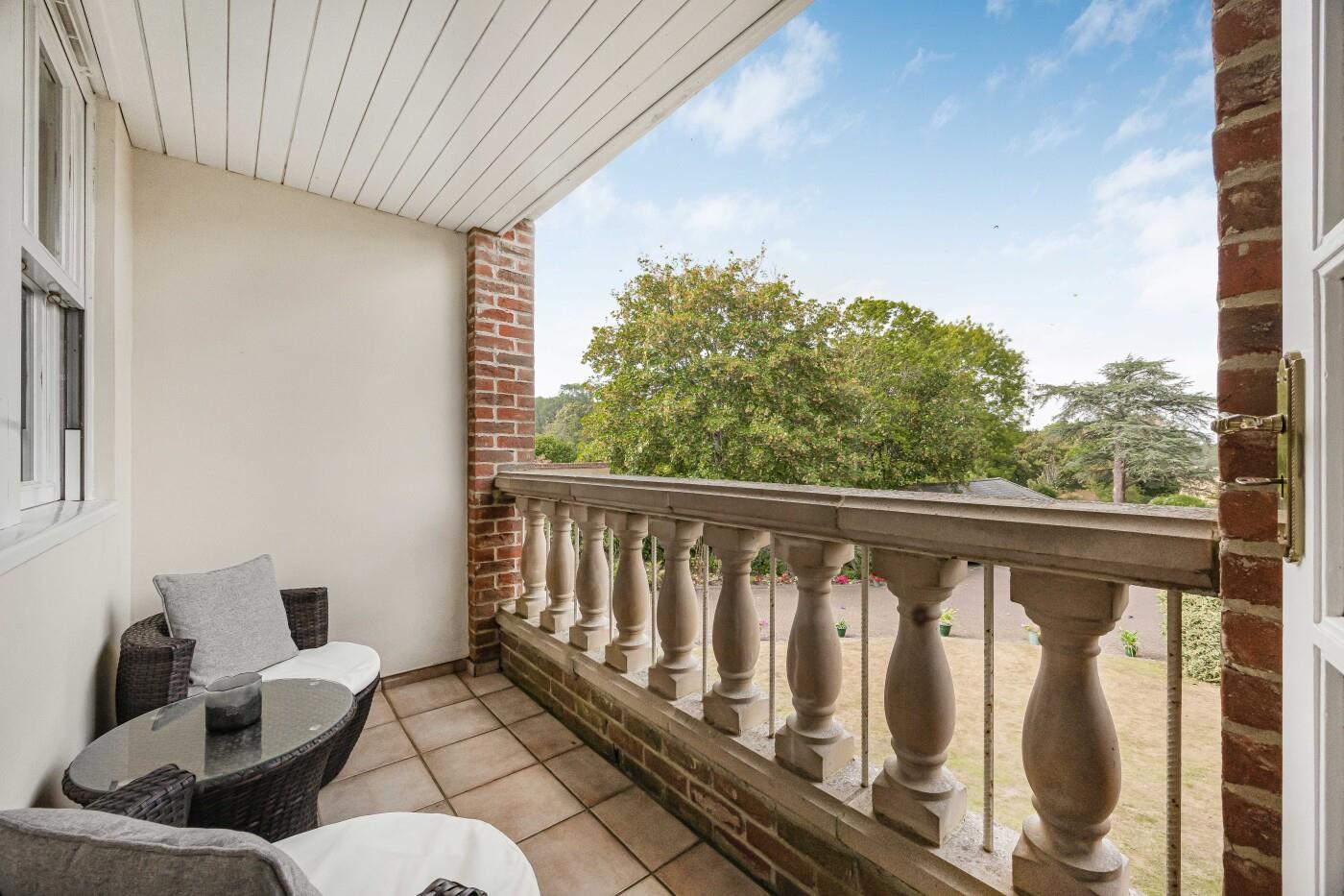 2 bed property in Remenham Hill, Henley-On-Thames
